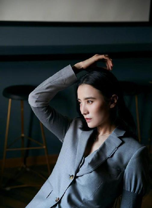 海清宋佳同框 在穿搭上形成了独特的风格对比 一个如冰清玉洁…|海清