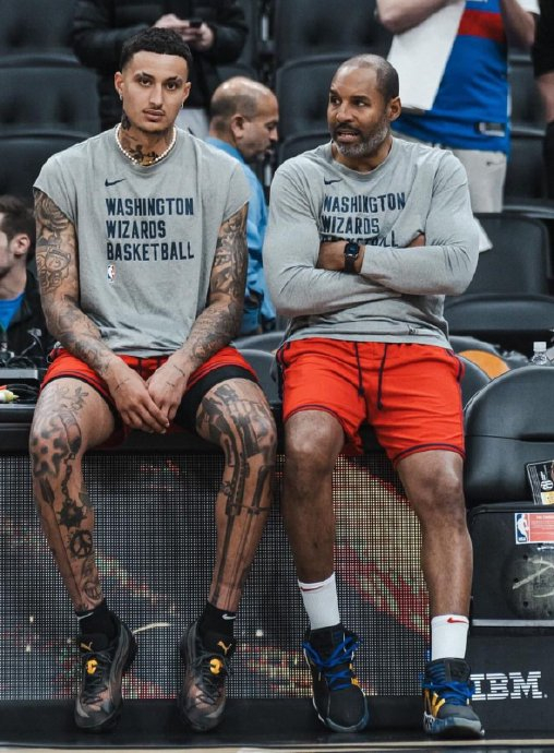 库兹马这浑身上下,全是纹身,是不是比湖人时期增加了很多?