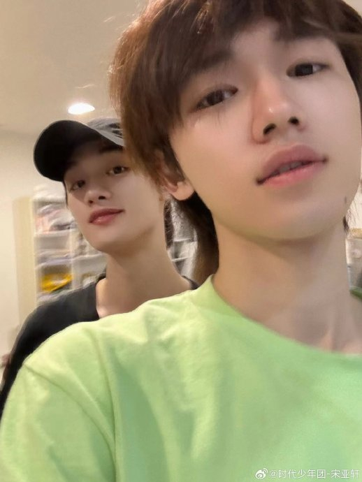 宋亚轩丁程鑫终于又发合照了～大小漂亮|宋亚轩|丁程鑫_新浪新闻