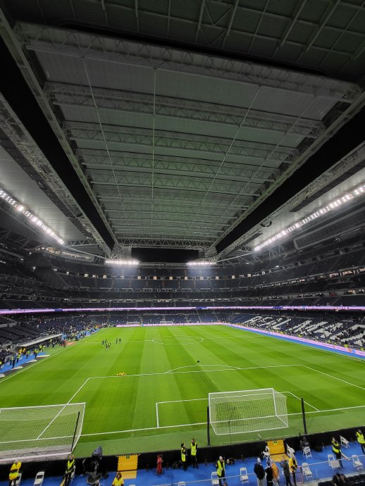 马卡:欧足联已接受皇马的请求,明天的比赛伯纳乌球场的顶棚将关闭