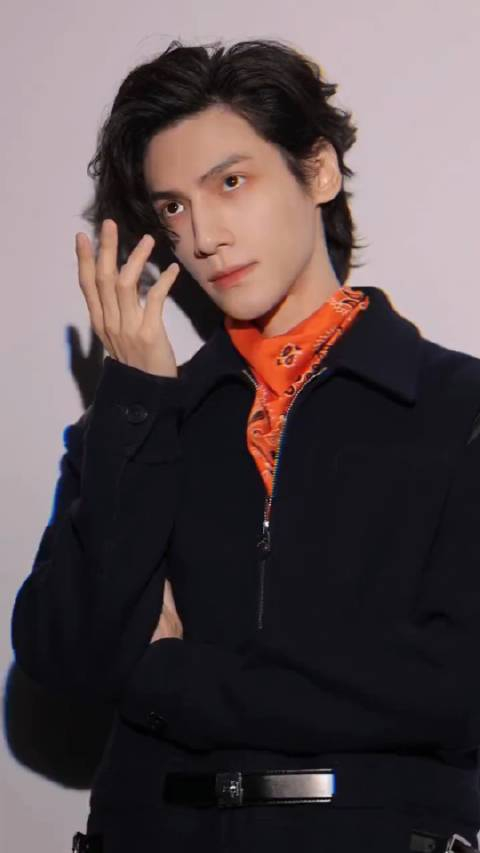 不求煊赫名快意庙堂事尘世多善变辨心如磐石