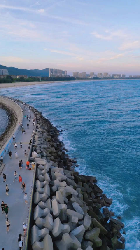 海浪沙滩灯塔构成了万宁神州半岛最美的风景