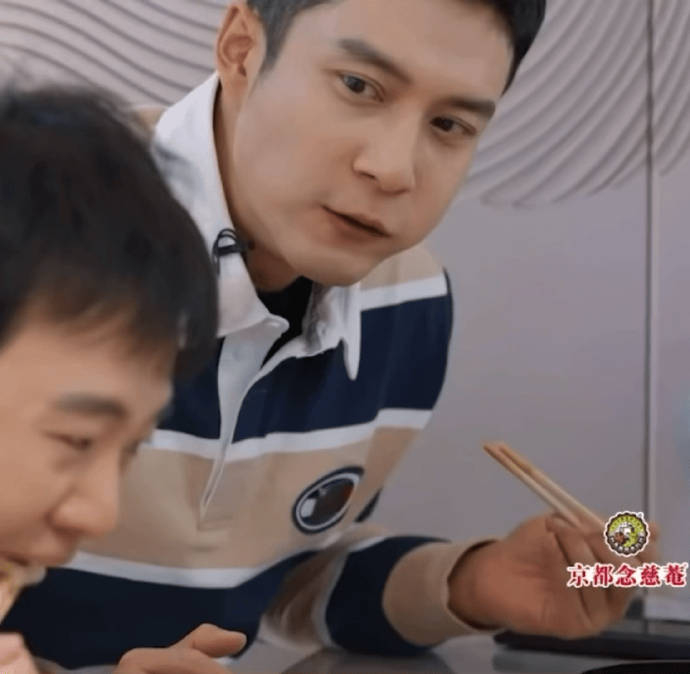 韩东君撤回了一口饺子,感觉可以和张译高露吃饭笑场媲美一下_新浪新闻