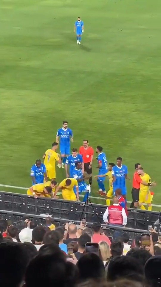 c罗肘击染红后朝裁判举拳看台高喊梅西