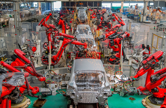 2024年4月1日，浙江金华，新能源汽车小镇零跑汽车智能工厂车间里，智能化生产线繁忙有序运转。（视觉中国）