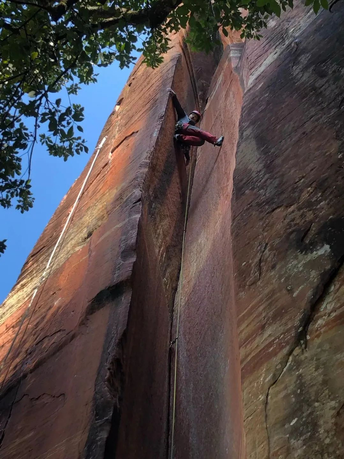 关于攀岩运动的来源曾有过一个美丽的传说:在欧洲阿尔卑斯山区悬崖
