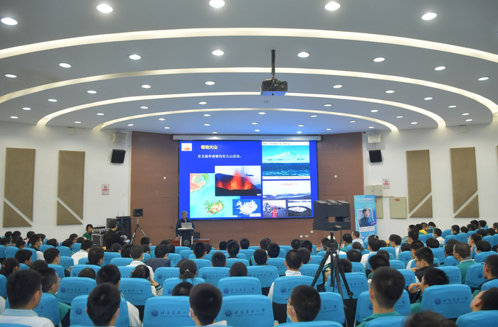 北京市昌平区第一中学正在聆听院士讲座。新京报记者 李木易摄