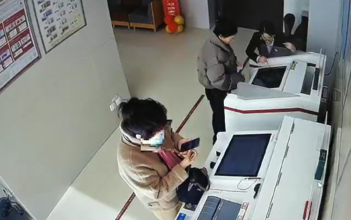 女子取钱时行为异常，引起警方注意。图源：辽宁警方