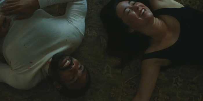 它用观众们喜闻乐见的方式,奠定了《史密斯夫妇》标志性的浮夸,过火又