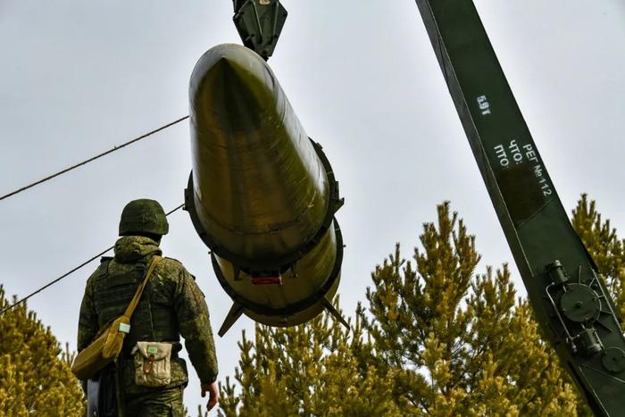 当地时间2024年3月21日，俄罗斯东部军区的导弹部队正在进行“伊斯坎德尔”战术导弹系统的导弹打击演习。（视觉中国）
