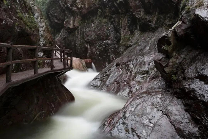 变山过程中,小沟背形成了罕见的火山熔岩上覆盖海相沉积岩的地质奇观