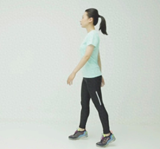 牵拉动作可以选择如提踵行走,抱膝行走,小腿后侧拉伸,侧向摆腿,前后摆