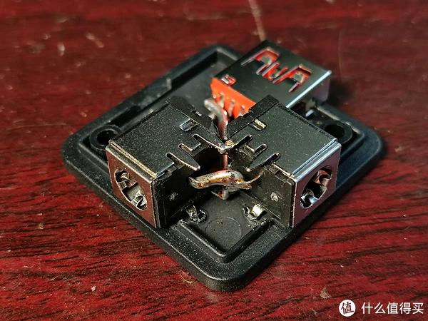 5粗铜丝连上3个插座的负极.