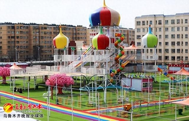 　　 4月8日，在位于丑马一号产业园三期的大型儿童游乐园正在进行设备安装。记者石磊摄