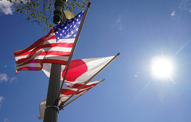 当地时间2024年4月5日，美国华盛顿，日本首相岸田文雄将于10日对美国进行国事访问，白宫外两国国旗飘扬。澎湃影像 图