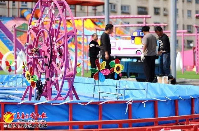 　　 4月8日，在位于丑马一号产业园三期的大型儿童游乐园正在进行设备安装。记者石磊摄