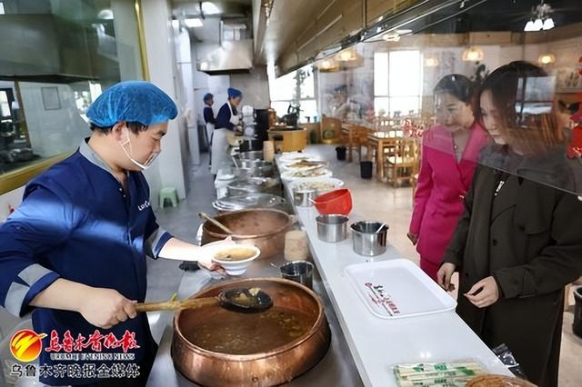 　　 4月8日，在丑马一号产业园三期的高群生逍遥胡辣汤新疆首店，顾客进店品尝美食。记者石磊摄