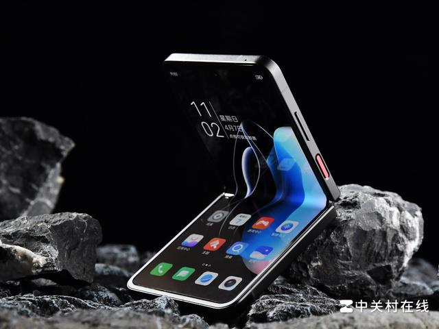 努比亚flip新机图赏精巧黑胶握于掌心