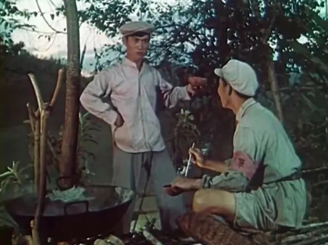 牛犇在电影《红色娘子军》中饰演小庞。来源：“上影集团”公众号