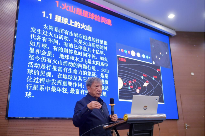 刘嘉麒院士在北京市昌平区第一中学为学生进行《神奇的火山》讲座。新京报记者 李木易 摄