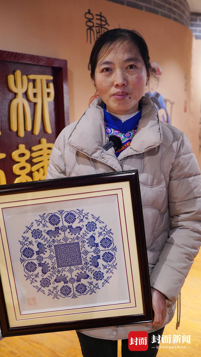 张菊花和她的麻柳刺绣作品虽然麻柳刺绣的起源充满了传奇色彩,难以