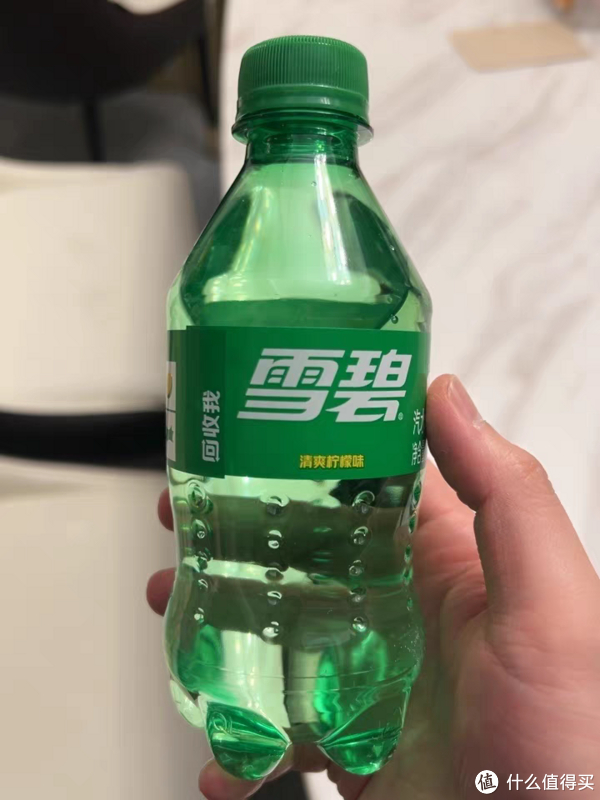 夏天经常喝啤酒,把雪碧球放在啤酒里非常适合,冰镇的啤酒,再加上一