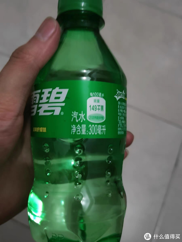 这个气泡也很足,喝起来很带劲,喝完之后再打一个嗝,说明这瓶雪碧是没