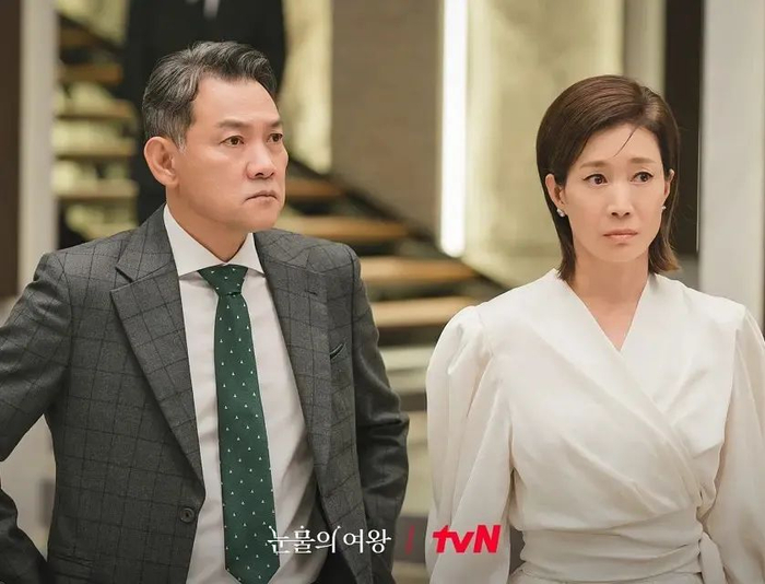 堪称职场教科书的秘书小姐由apink的普美饰演～配角卡司也很出彩,从