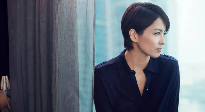 当时,郑伊健的公开女友是邵美琪.