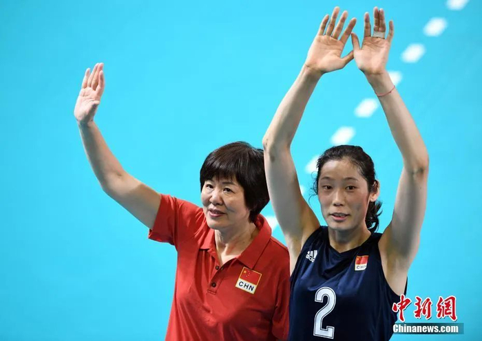 资料图：郎平与朱婷。中新社记者 侯宇 摄