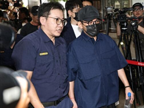 去年8月4日，台湾检方指示警方传唤黄子佼（右）。图自台湾TVBS新闻网