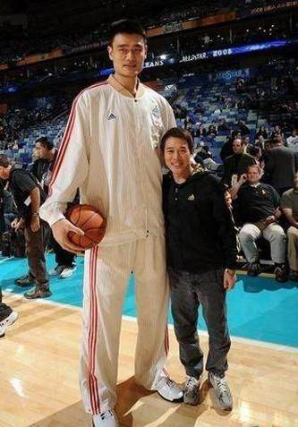 娱乐明星与姚明一起合照,谁最有趣?|姚明|大哥|合影_新浪新闻