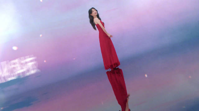 杨紫红色纱裙杨紫穿着红色纱裙跳舞的那一刻光影与色彩交织出了一幅动