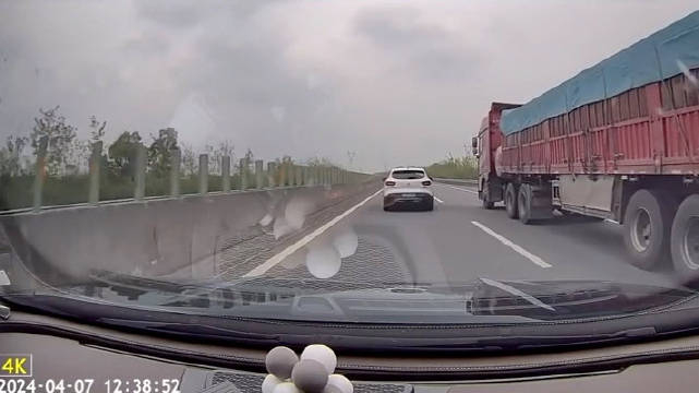 高速宁愿与大货车齐头并进也不愿意多踩一脚油门超过去压着100的限速