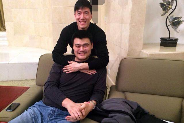 娱乐明星与姚明一起合照,谁最有趣?|姚明|大哥|合影_新浪新闻