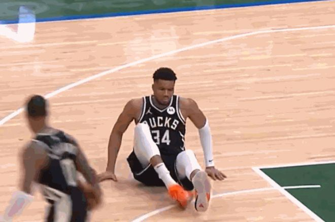 雄鹿突遭重创!字母哥左小腿拉伤退赛 专家:最严重情况赛季报销