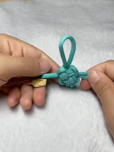 自己拿一个好看的绳子做一个中国结钥匙扣钥匙就不容易丢了