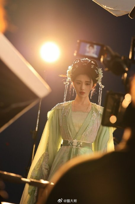 不得不说鞠婧祎主演的电视剧《千香引》里面的花絮照也太好看了吧!