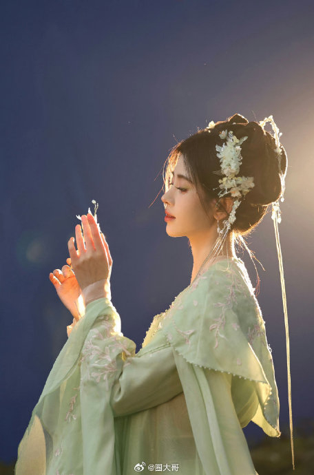 不得不说鞠婧祎主演的电视剧《千香引》里面的花絮照也太好看了吧!