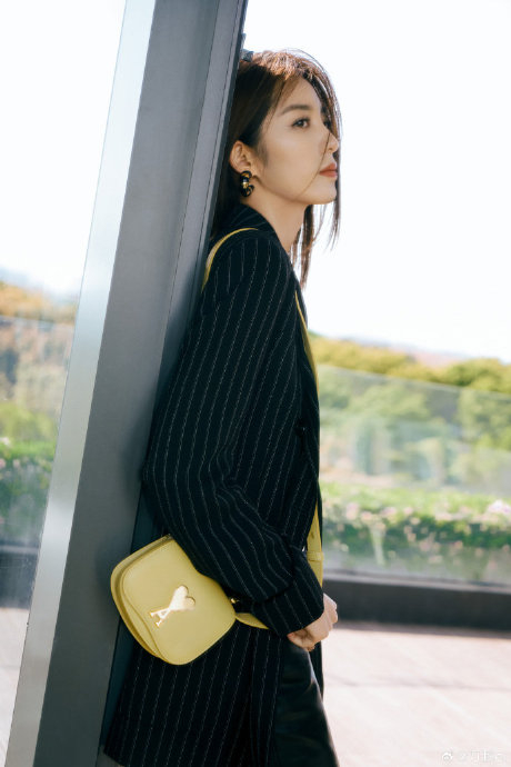 万鹏|穿搭|皮裤_新浪新闻