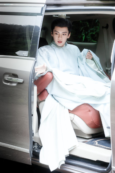 毕雯珺春花厌最新路透解锁新造型