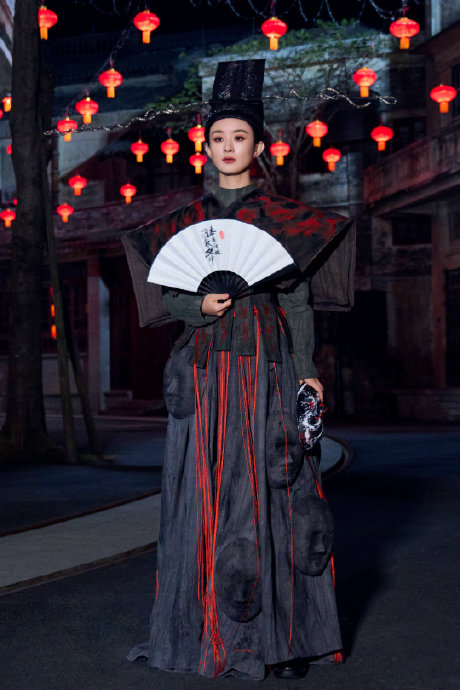 糟糕,又被赵丽颖硬控住了 黑衣新娘妆,红色花轿,人脸黑裙