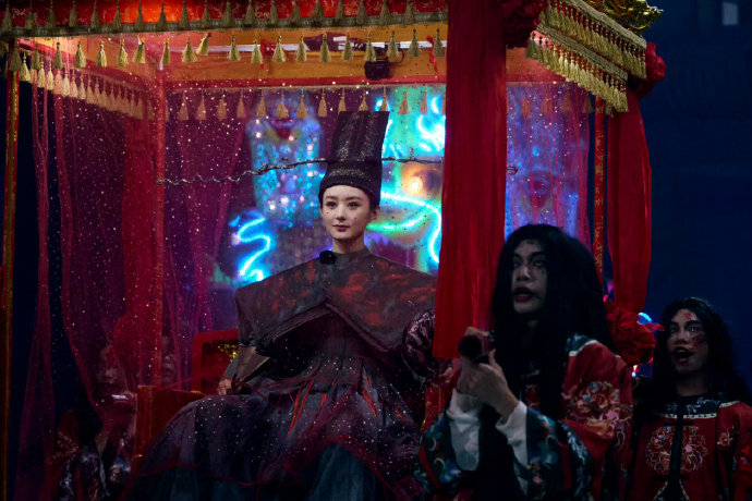 糟糕,又被赵丽颖硬控住了 黑衣新娘妆,红色花轿,人脸黑裙