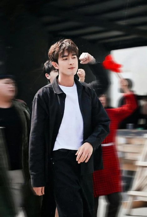 林更新最新路透照也太帅太瘦了吧…|林更新|行止|帅哥_新浪新闻