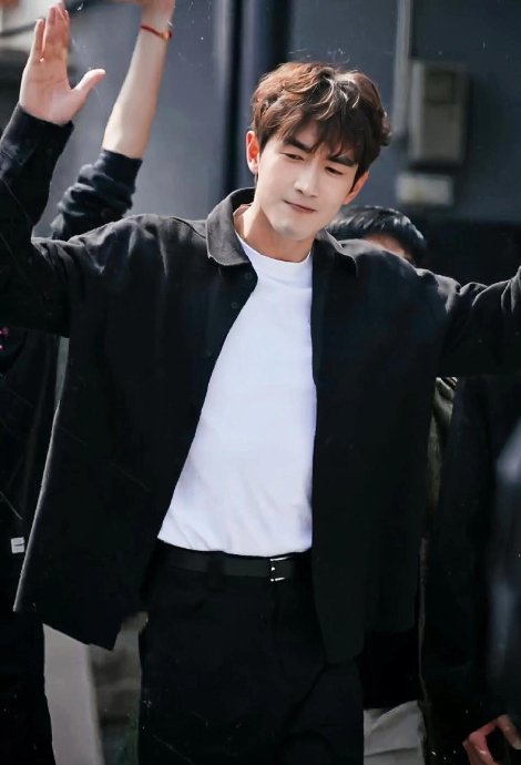 林更新最新路透照也太帅太瘦了吧…|林更新|行止|帅哥_新浪新闻