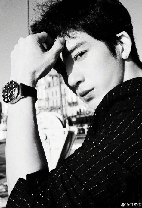 井柏然身穿条纹开叉夹克,成为时尚界的标杆,他的穿搭风格备受瞩目!