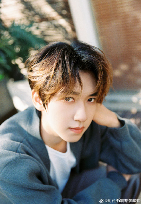 贺峻霖新歌写真 我们小贺真的好阳光好帅气啊!