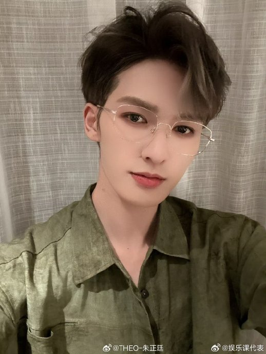 一起来查收@theo-朱正廷 人生四格照吧!|朱正廷_新浪新闻