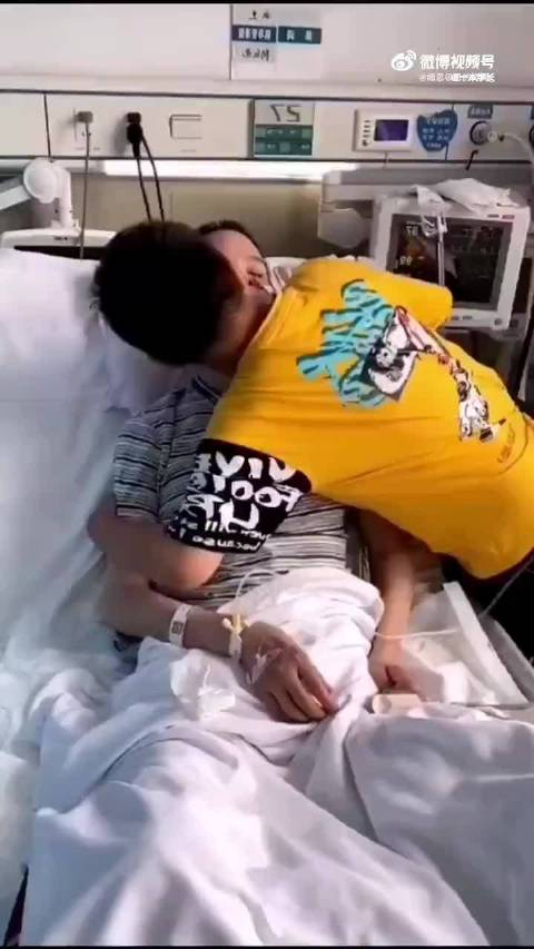 三年前妻子因病成植物人老公没有放弃治疗三次开颅手术日夜守护照顾
