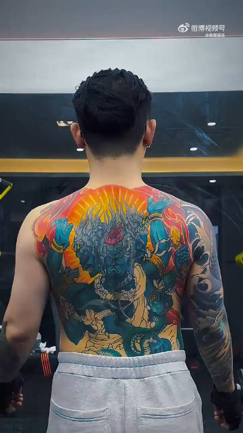 吴迪展示满背纹身最近真胖了胳膊粗